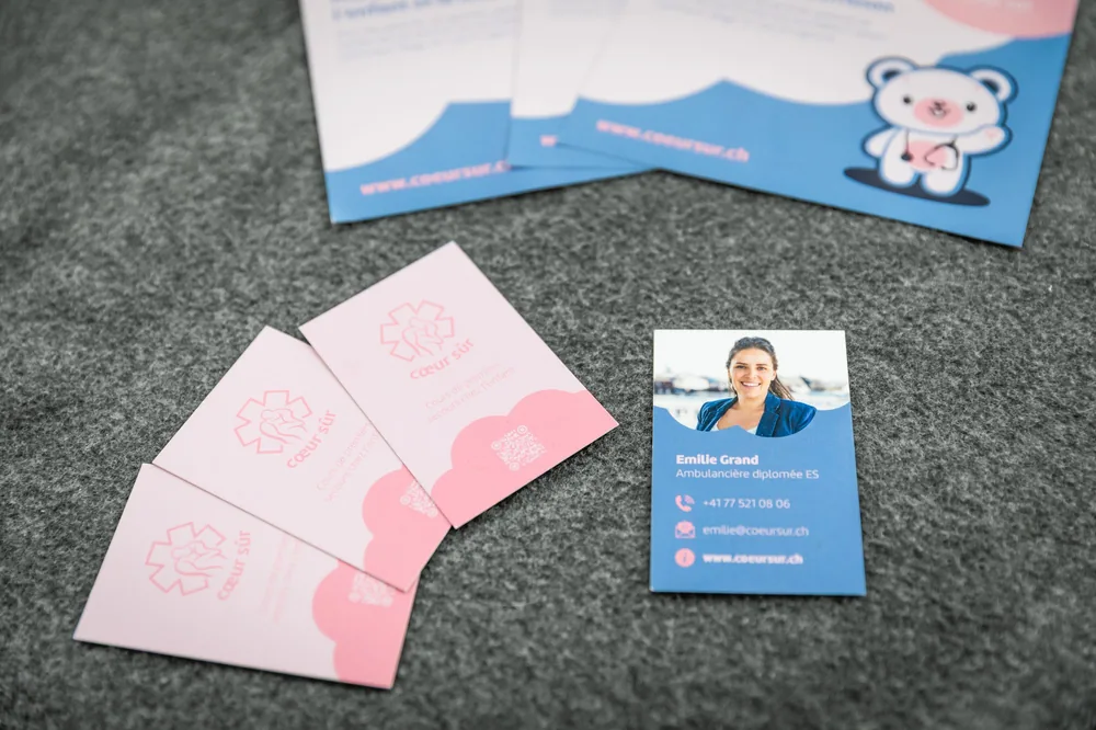La brochure récapitulative, le flyer et la carte de visite remis pendant le cours