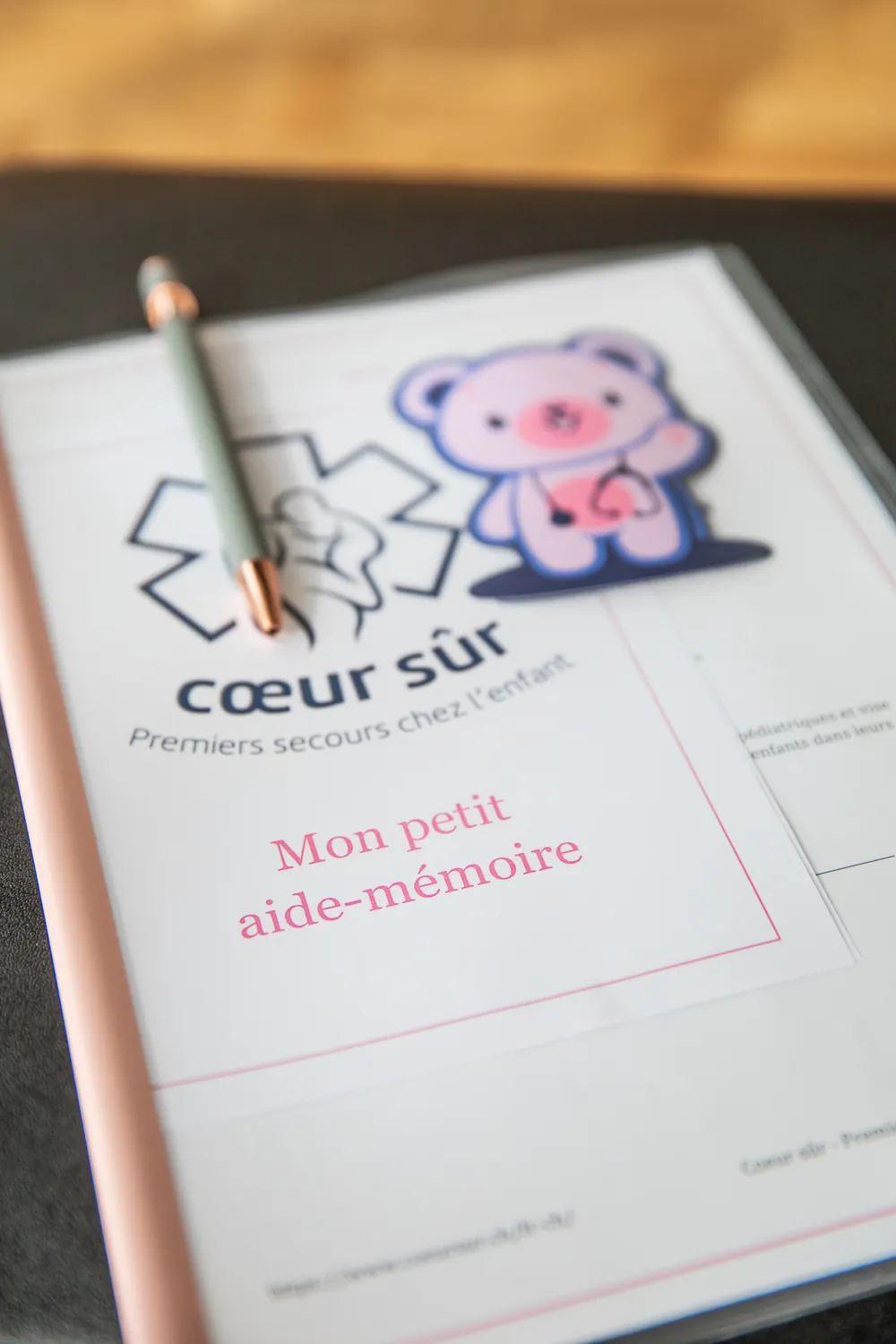 Attestation de participation + brochure récapitulative du cours avec un stylo et un sticker